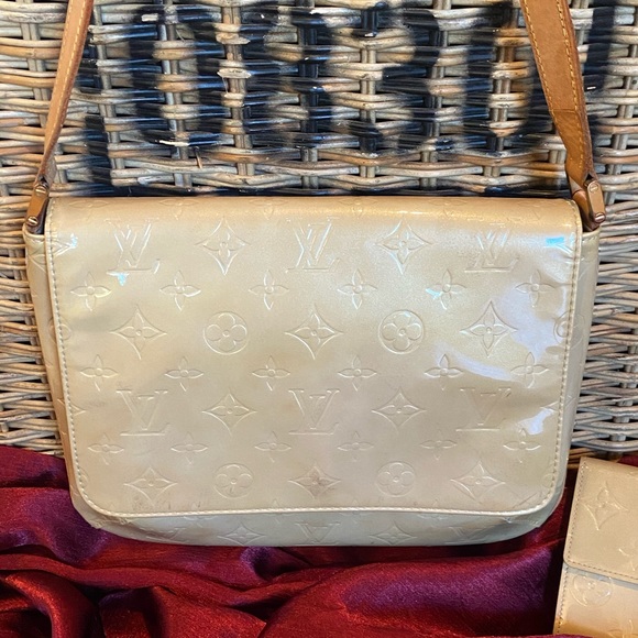 Louis Vuitton Vernis Shoulder Bag - Picture 5 of 13